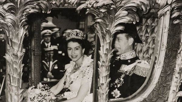 6 необычных фактов о золотой королевской карете Карла III