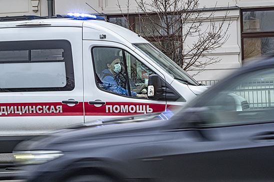 Автобус сбил человека на остановке в Москве