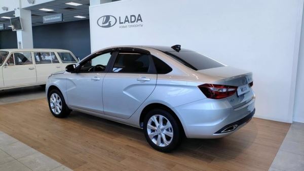 Дилер выставил на продажу новую Lada Vesta. Цена — 1 680 000 рублей