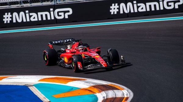 Джок Клиа: Ferrari не собирается осаживать Леклера