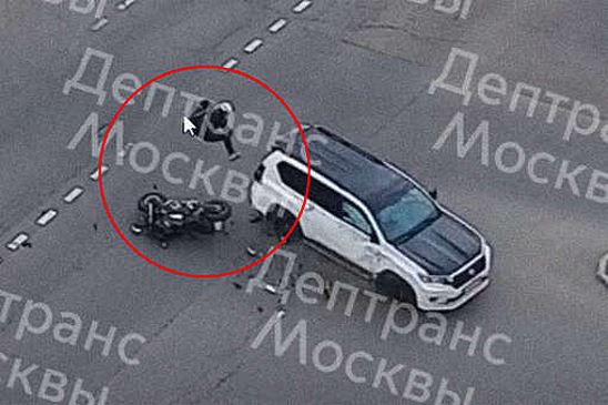 Мотоциклист на полном ходу врезался в кроссовер в Москве