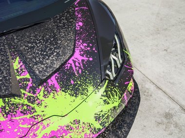 На черный Lamborghini вылили зеленую и фиолетовую краски