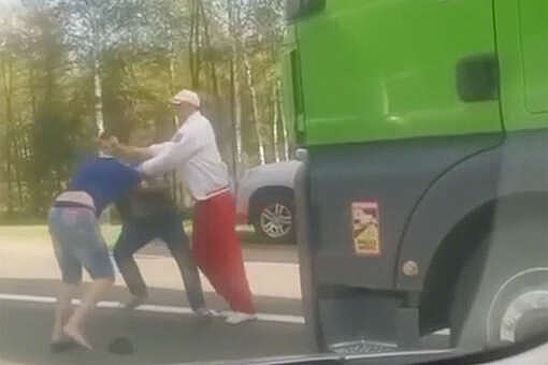 Пять водителей подрались из-за попытки объехать пробку по обочине в Нижегородской области