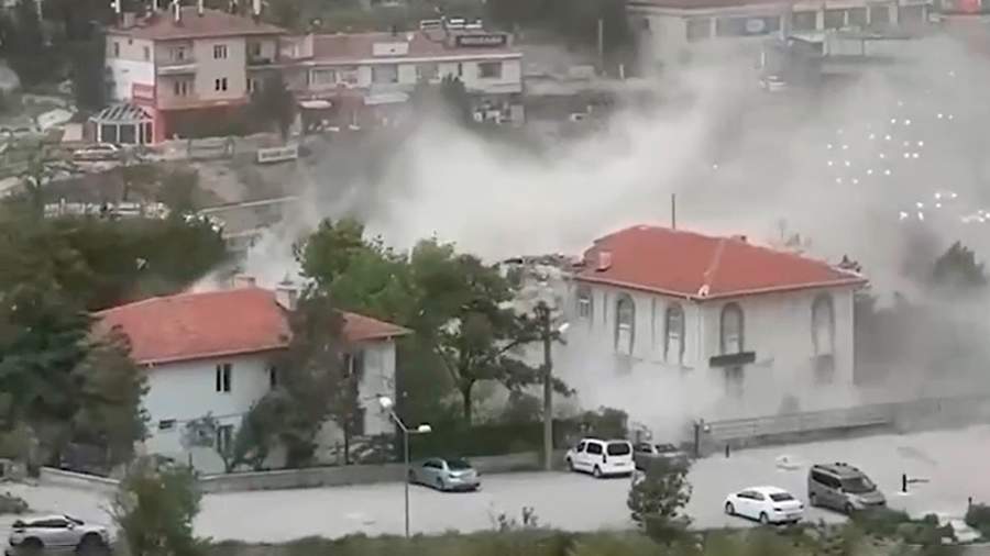 В столице Турции сильный шторм разрушил несколько домов и мечетей<br />
