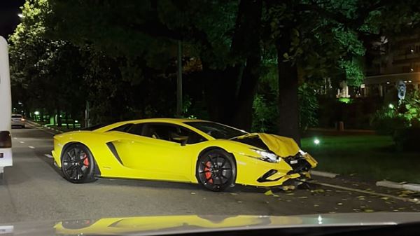 В центре Сочи 69-летний водитель Lamborghini врезался в дерево