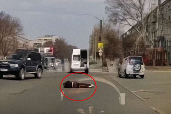 В Хабаровском крае раненый мужчина на ходу выпрыгнул из "скорой" и убежал