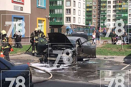 В Санкт-Петербурге взорвался и загорелся автомобиль Audi