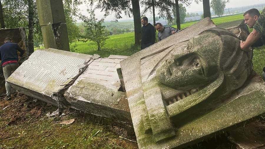 Во Львовской области сообщили о сносе еще двух советских памятников<br />
