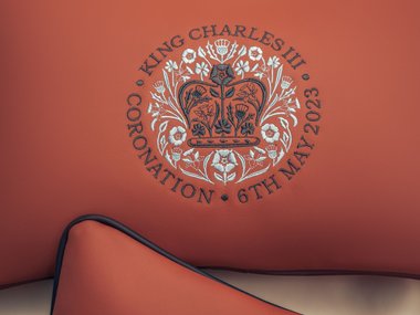 Bentley показала роскошные подушки в честь коронации Карла III