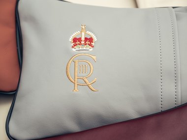 Bentley показала роскошные подушки в честь коронации Карла III