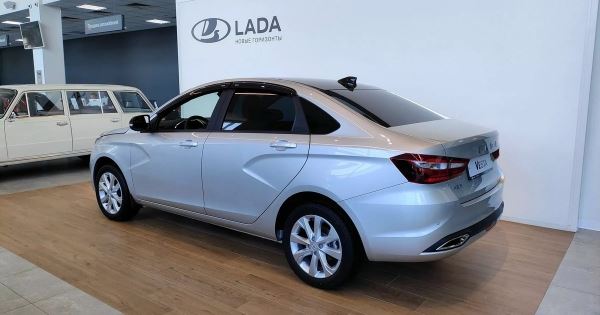 Дилер выставил на продажу новую Lada Vesta. Цена — 1 680 000 рублей
