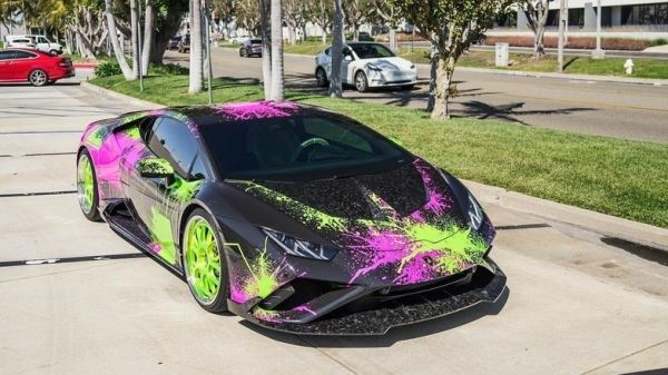 На черный Lamborghini вылили зеленую и фиолетовую краски
