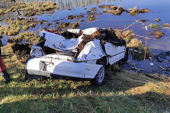 Следком опубликовал подробности о гибели пятерых человек при падении автомобиля в водоем