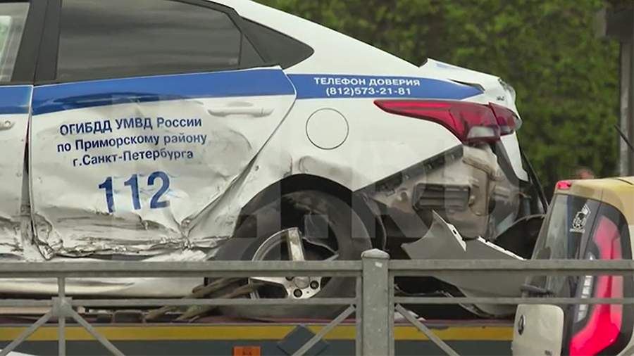 В Санкт-Петербурге машина ДПС повисла на дорожном ограждении после ДТП<br />

