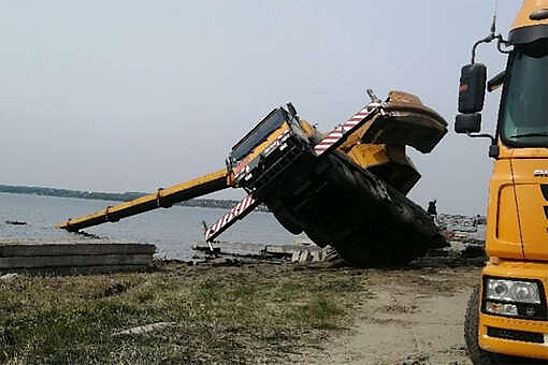 В Челябинске автокран упал в озеро Смолино