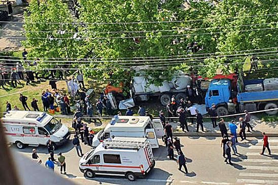 В Дагестане перегруженный "Камаз" сорвался со спуска и устроил массовое ДТП с погибшими