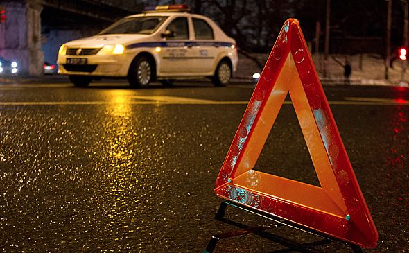 В российском городе женщина на внедорожнике снесла автобусную остановку